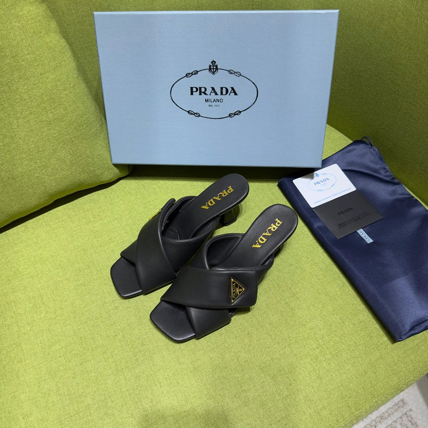 👟👟Ex-factory price 540👟👟 Prada 25ss new style for early spring🔥🔥✨ 🌟 Recommended by major bloggers in Xiaohongshu, developed 1-1 to highlight classic charm. Open molded outsole. Imported mixed breed sheep lining. This sandal embodies a modern design with Nappa leather, a soft-touch padding that accentuates the silhouette. Decorated with an enameled triangle metal logo for added recognition. Enamel-coated metal triangle logo Leather sole decorated with metal letter logo Lacquered heel, height 65 mm Size: 35 to 42 (40-42 customized, non-refundable)